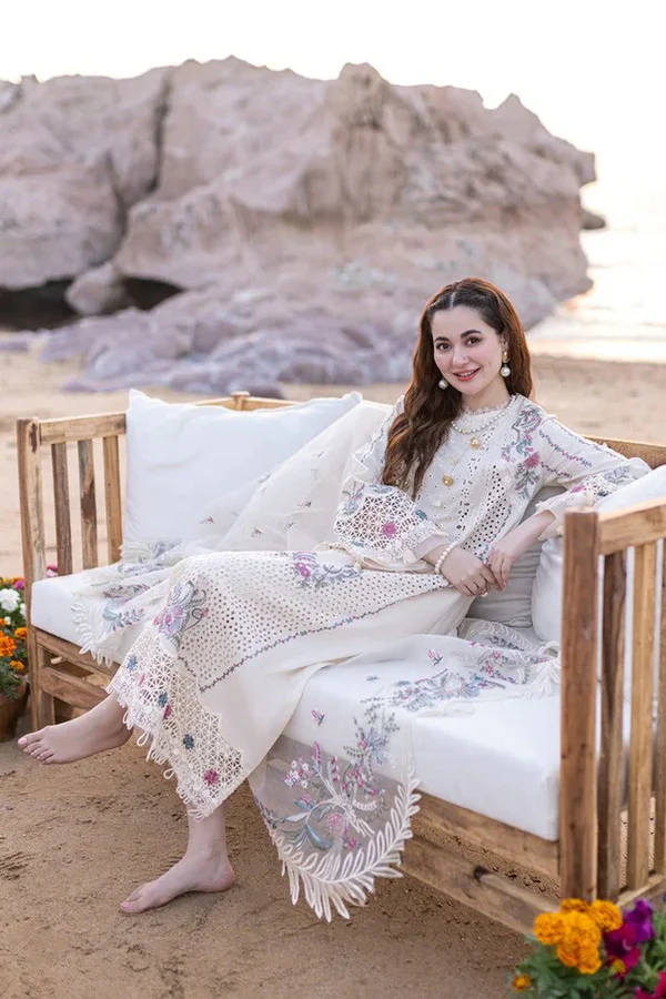 QALAMKAR 3PC Dhanak Embroidered Shirt with Organza Embroidered Dupatta – ZC3115